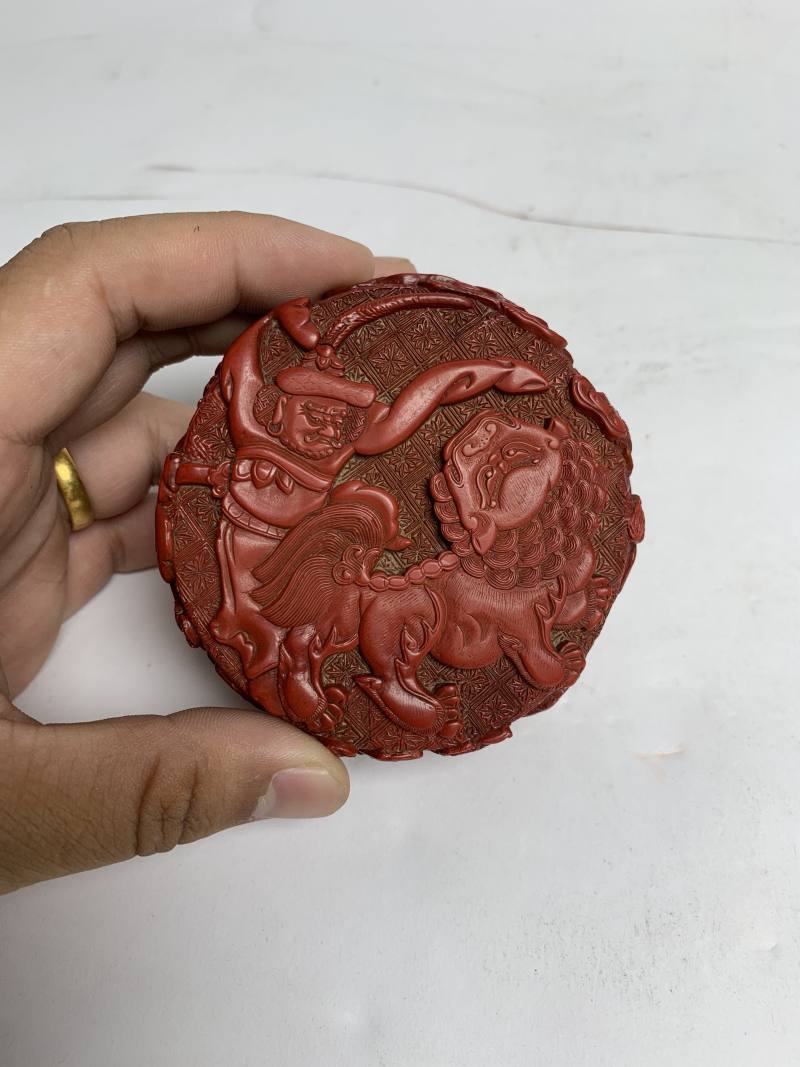 明 剔红胡人戏狮双面香盒 - 图4
