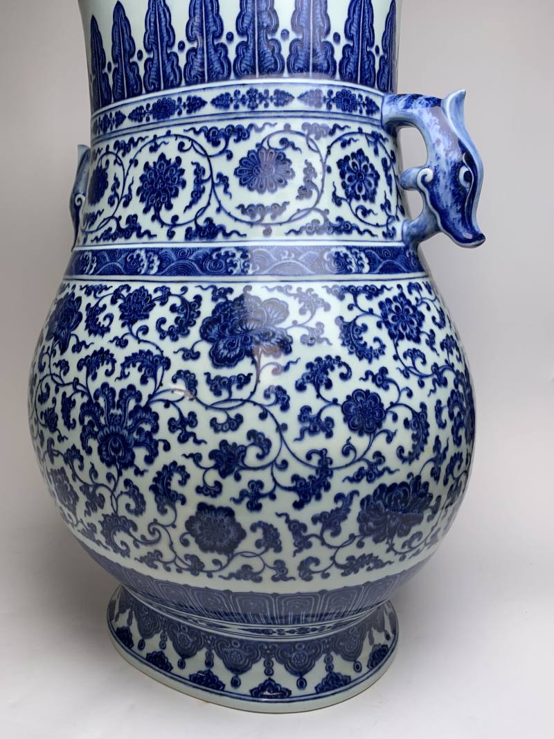 清乾隆 青花缠枝莲双龙耳尊 - 图7