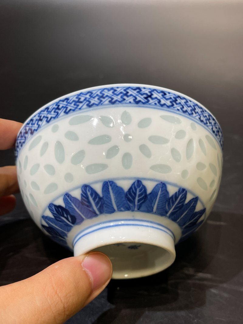清光绪 青花暗八仙纹玲珑瓷碗 - 图5