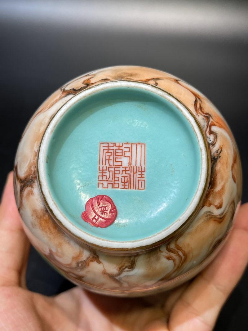 清乾隆 唐英 仿石纹釉开光洋彩山水人物图灯笼瓶 - 图15