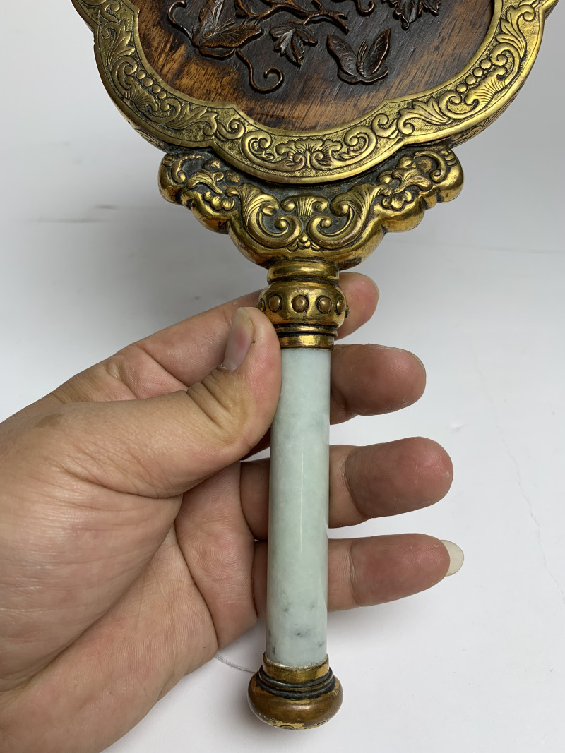 清乾隆 铜鎏金镶沉香木花卉纹玉柄手把镜 - 图7