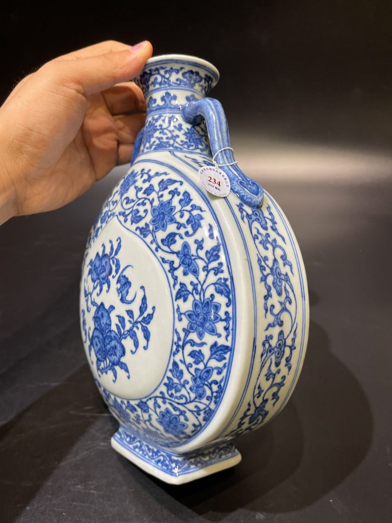 清 青花缠枝莲开光福寿纹杏圆抱月瓶 - 图6