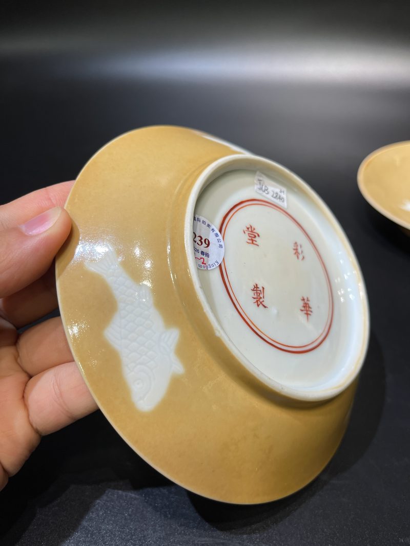 清乾隆 米黄釉地留白暗刻三鱼纹盘一对 - 图8