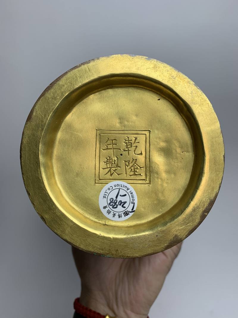 清乾隆 铜胎掐丝珐琅缠枝花卉纹环耳瓶一对 - 图9