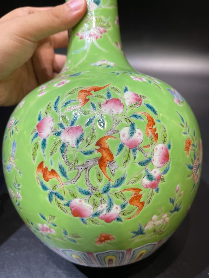 清中期 秋葵绿地洋彩蝠桃蝶恋花纹天球瓶 - 图9