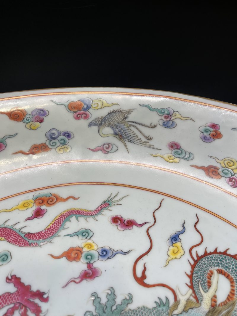 清雍正 粉彩双龙捧寿云鹤纹折腰大盘 - 图8