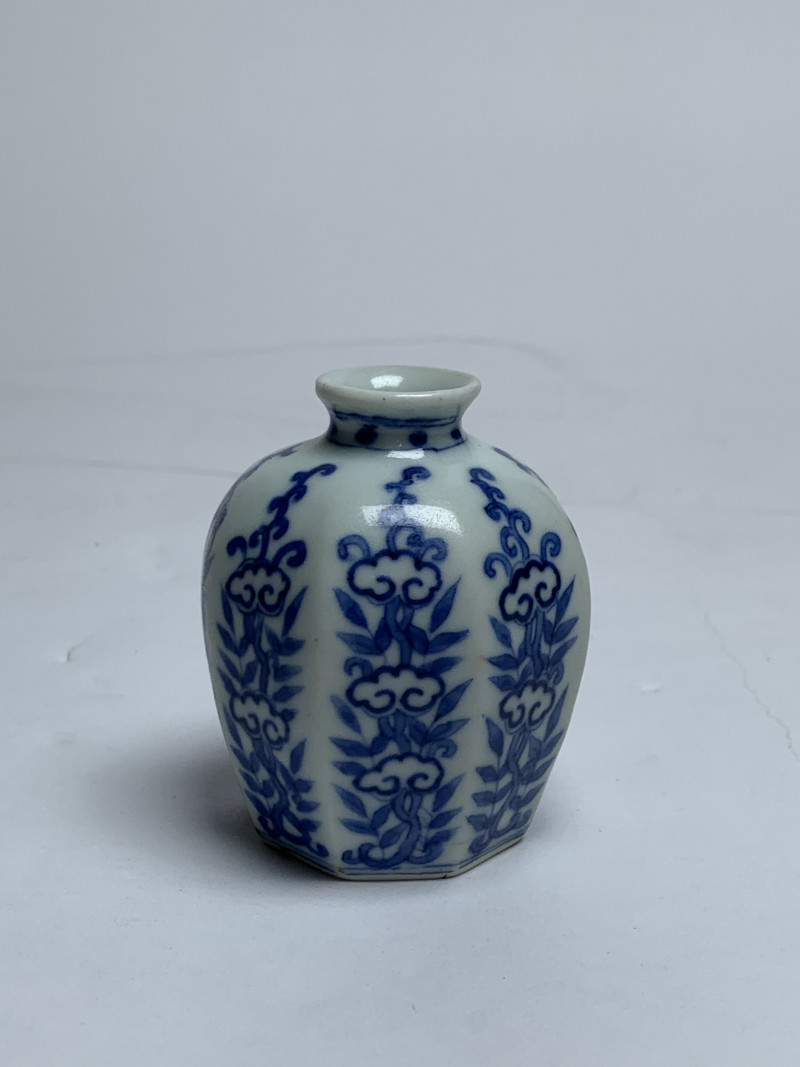清雍正 青花灵芝纹八棱小罐 - 图2