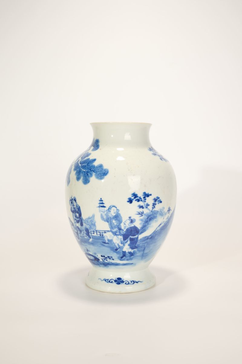 Lot832 清 青花蛮人献宝图瓶 - 图8