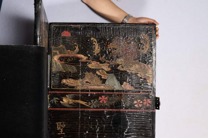 Lot1048 清康熙十二年（1673） 广作三水县知县苏嵋荣寿款彩大屏风 十二扇 - 图20