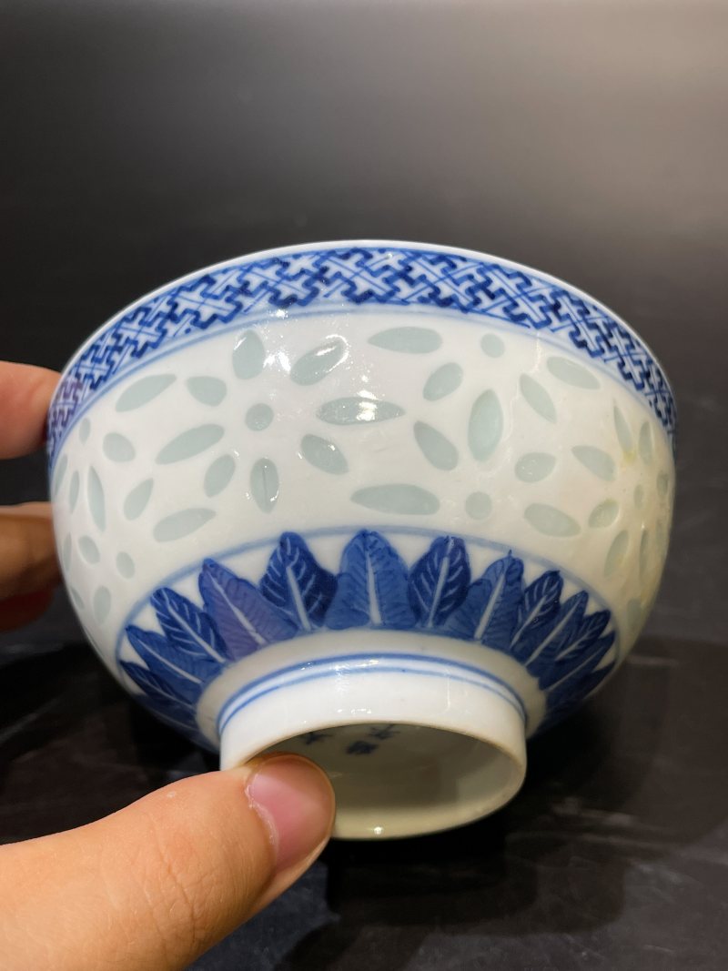 清光绪 青花暗八仙纹玲珑瓷碗 - 图6
