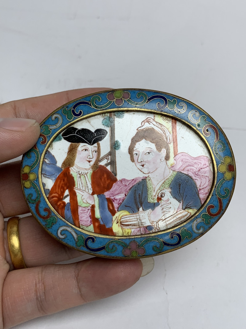 清乾隆 铜胎掐丝珐琅嵌画西洋人物图香盒 - 图3