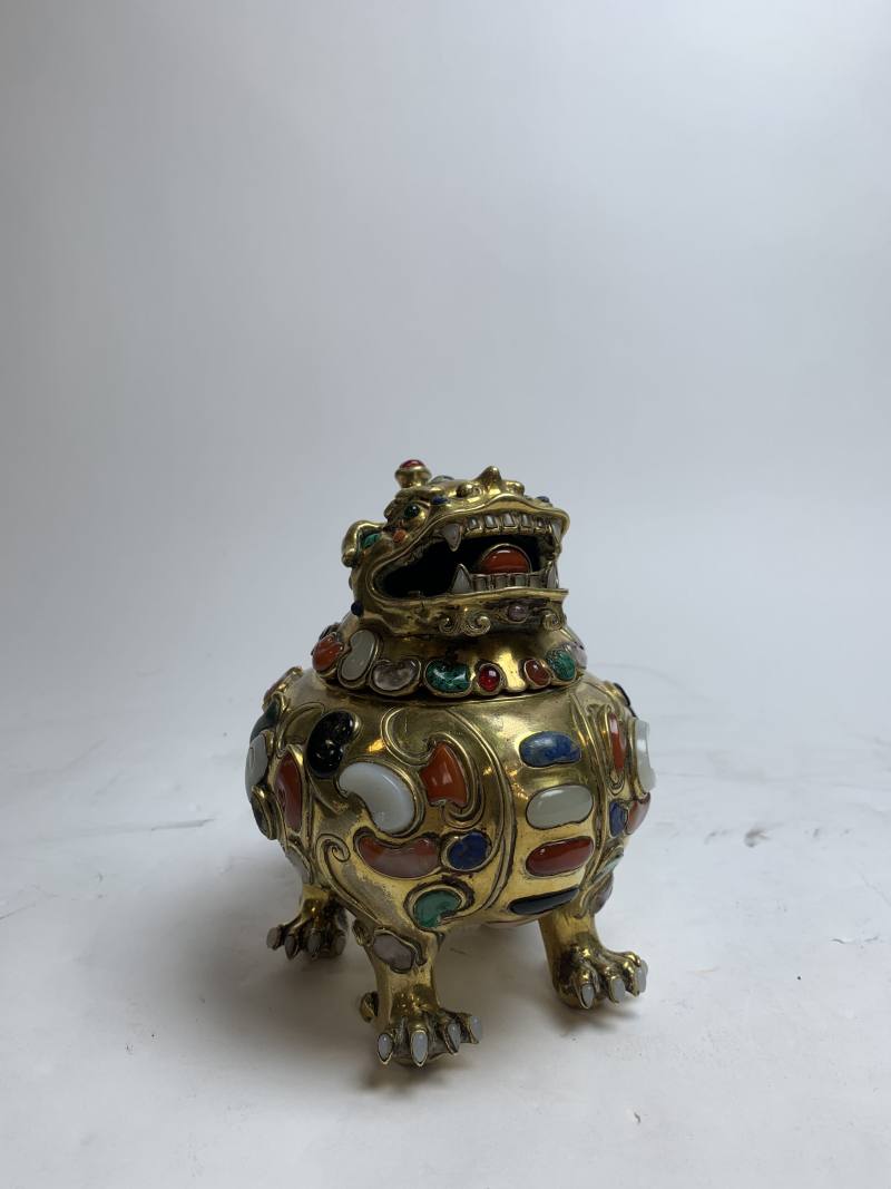 清乾隆 铜鎏金嵌百宝甪端香熏 - 图5