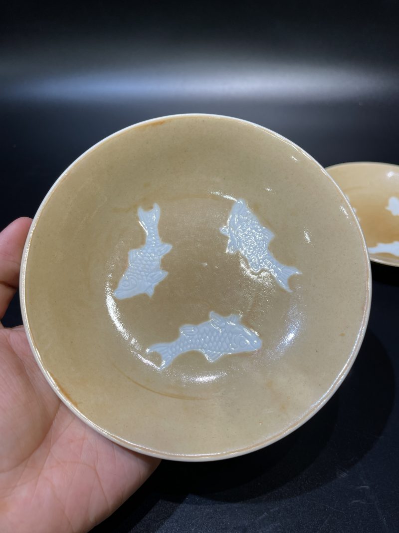 清乾隆 米黄釉地留白暗刻三鱼纹盘一对 - 图9