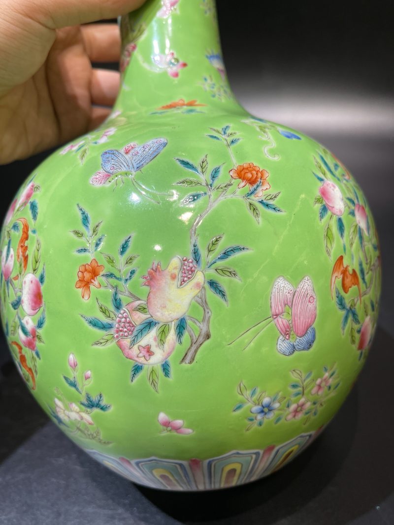 清中期 秋葵绿地洋彩蝠桃蝶恋花纹天球瓶 - 图10