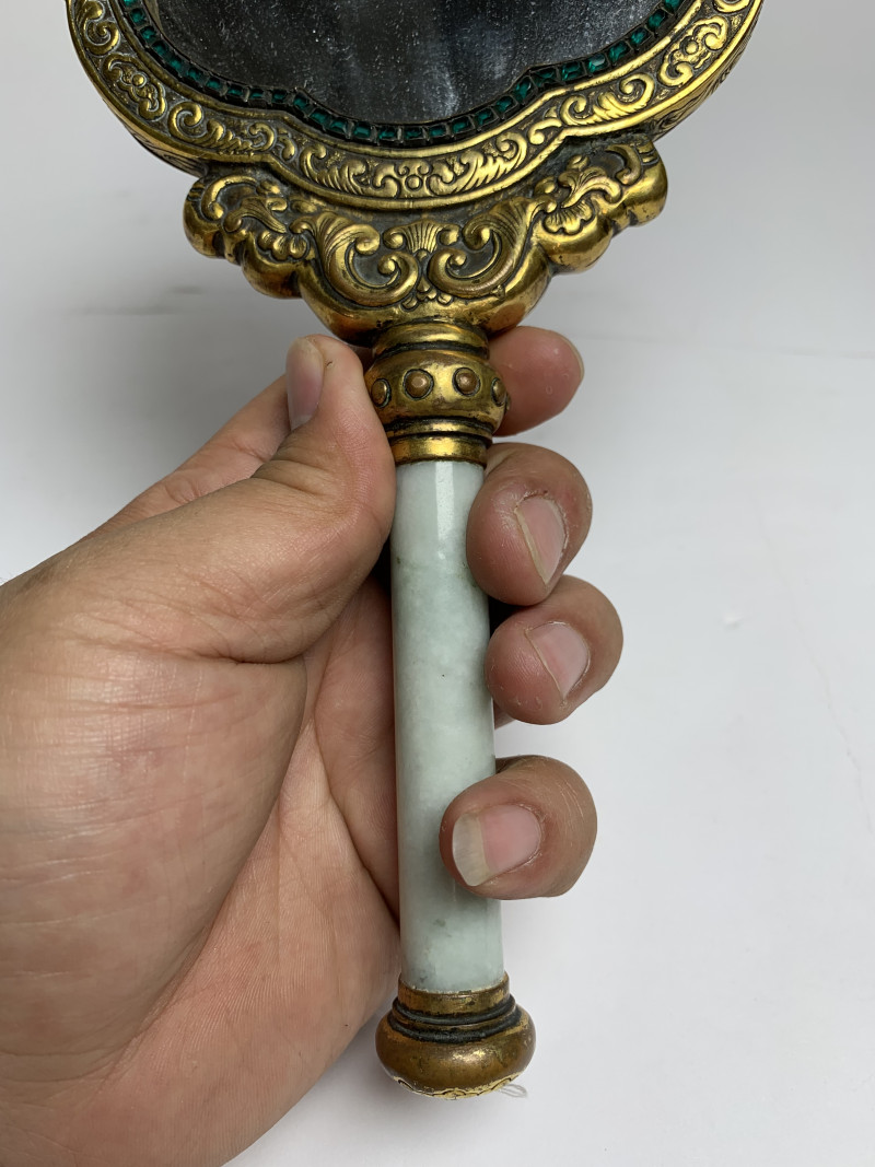 清乾隆 铜鎏金镶沉香木花卉纹玉柄手把镜 - 图8