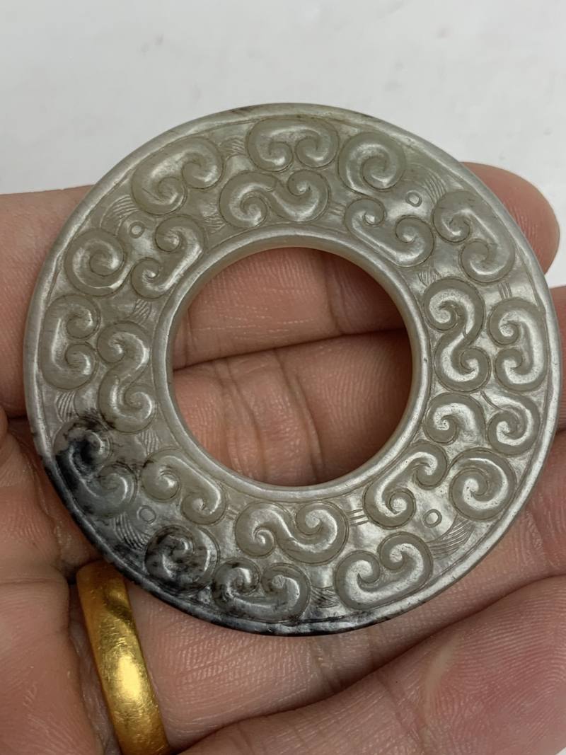 明 白玉螭龙纹环 - 图5