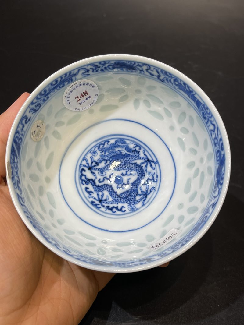 清光绪 青花暗八仙纹玲珑瓷碗 - 图7