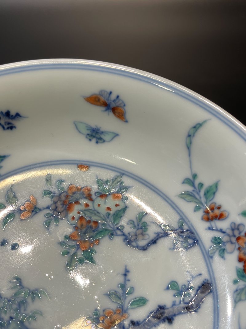 清康熙 斗彩蝶恋花瑞果纹盘 - 图6