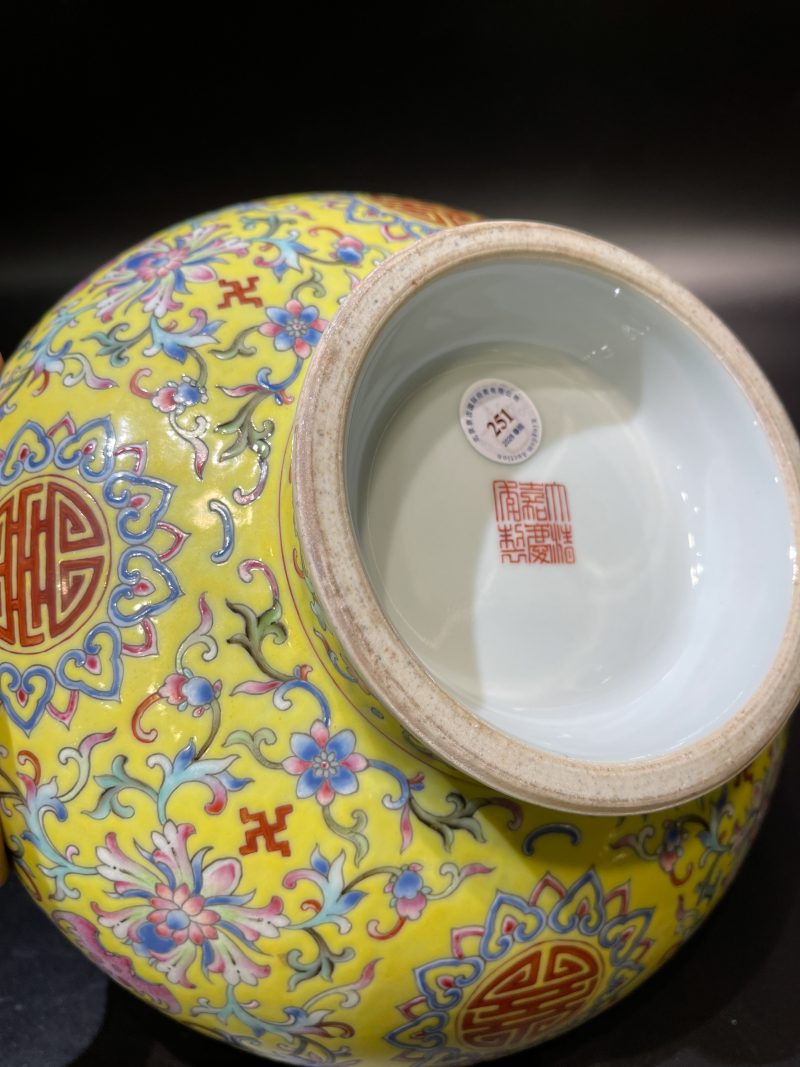 清嘉庆 黄地洋彩缠枝福寿纹大碗 - 图11