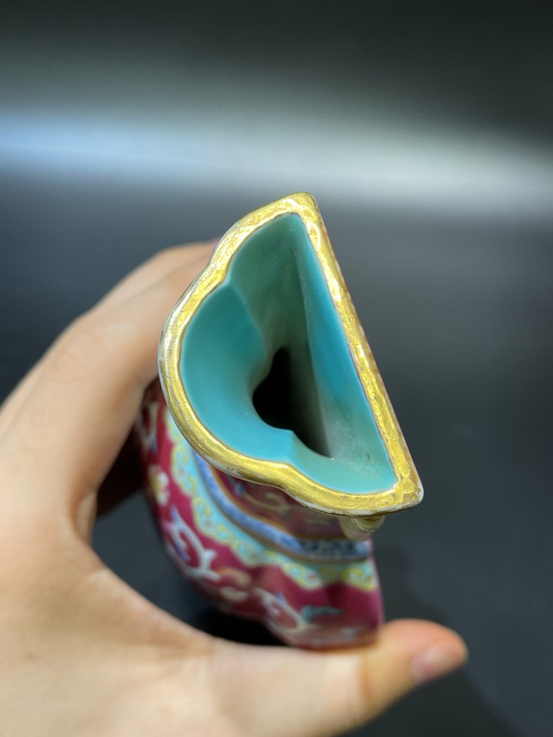 清乾隆 胭脂红地洋彩花卉纹壁瓶 - 图13