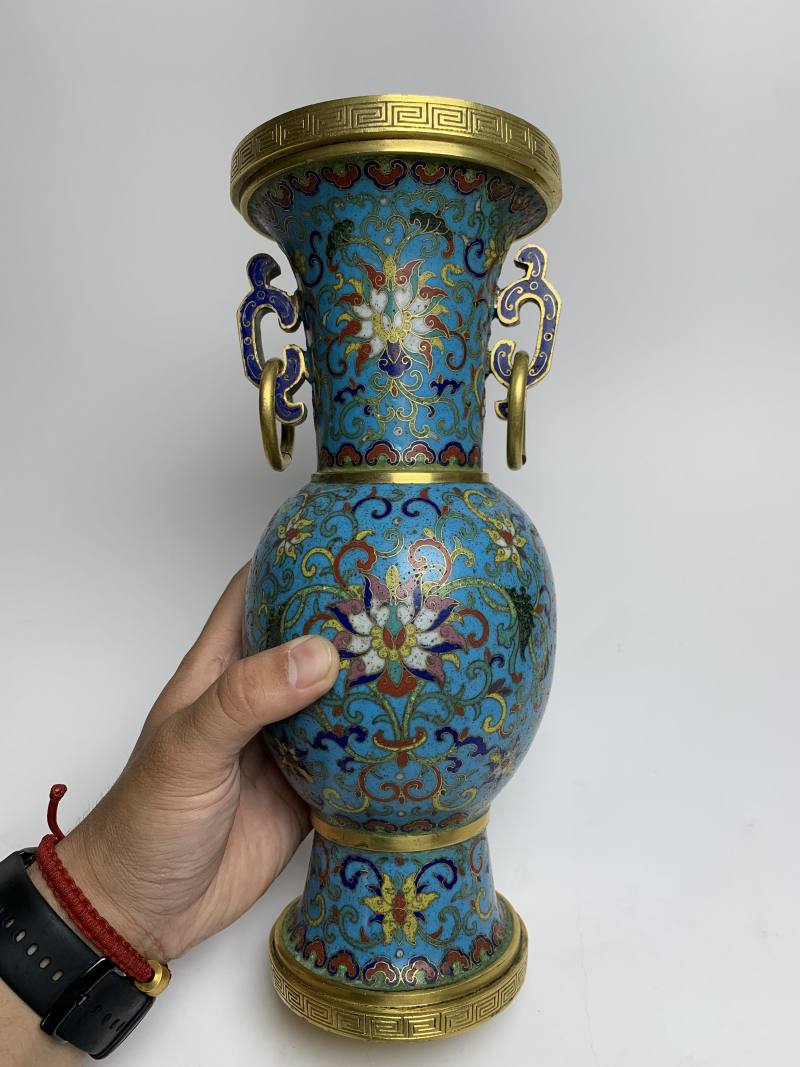 清乾隆 铜胎掐丝珐琅缠枝花卉纹环耳瓶一对 - 图11