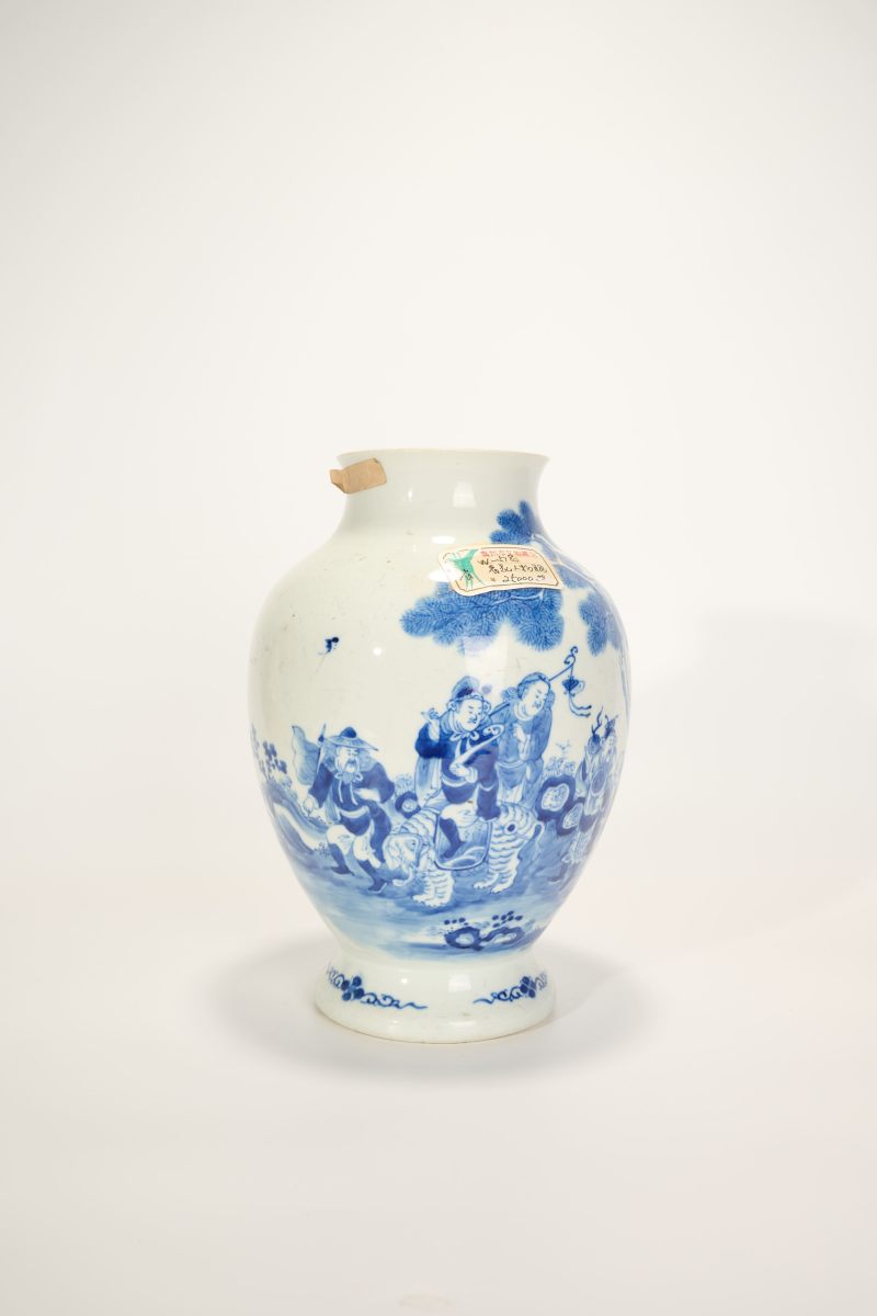 Lot832 清 青花蛮人献宝图瓶 - 图9