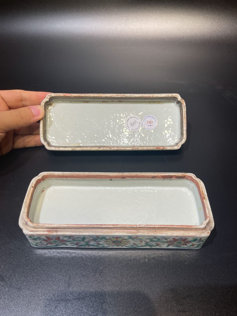 清乾隆 斗彩缠枝莲纹长方文具盒 - 图9