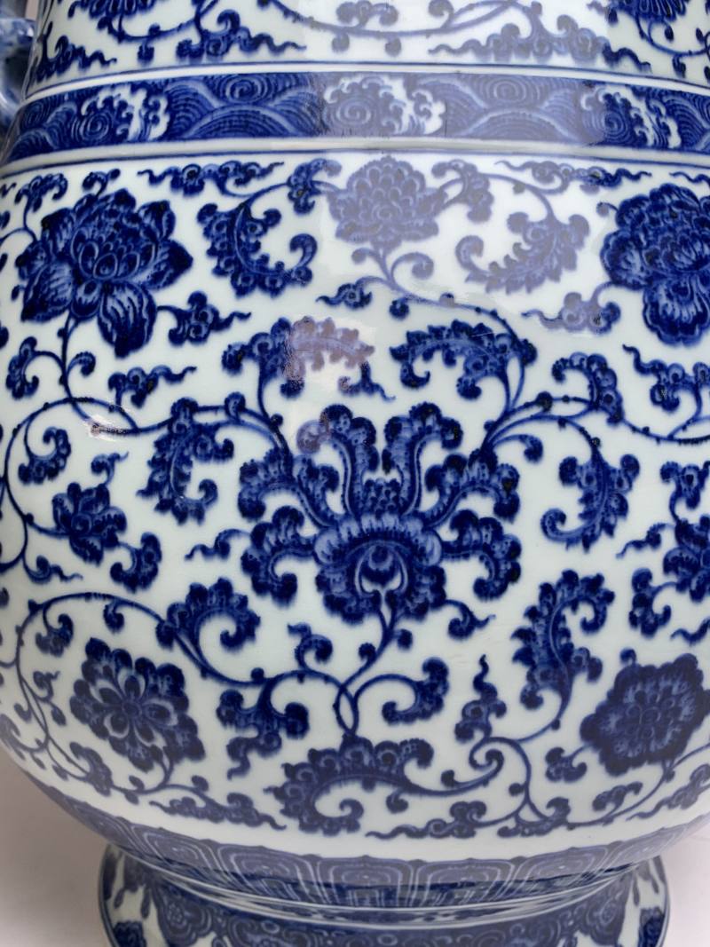 清乾隆 青花缠枝莲双龙耳尊 - 图10