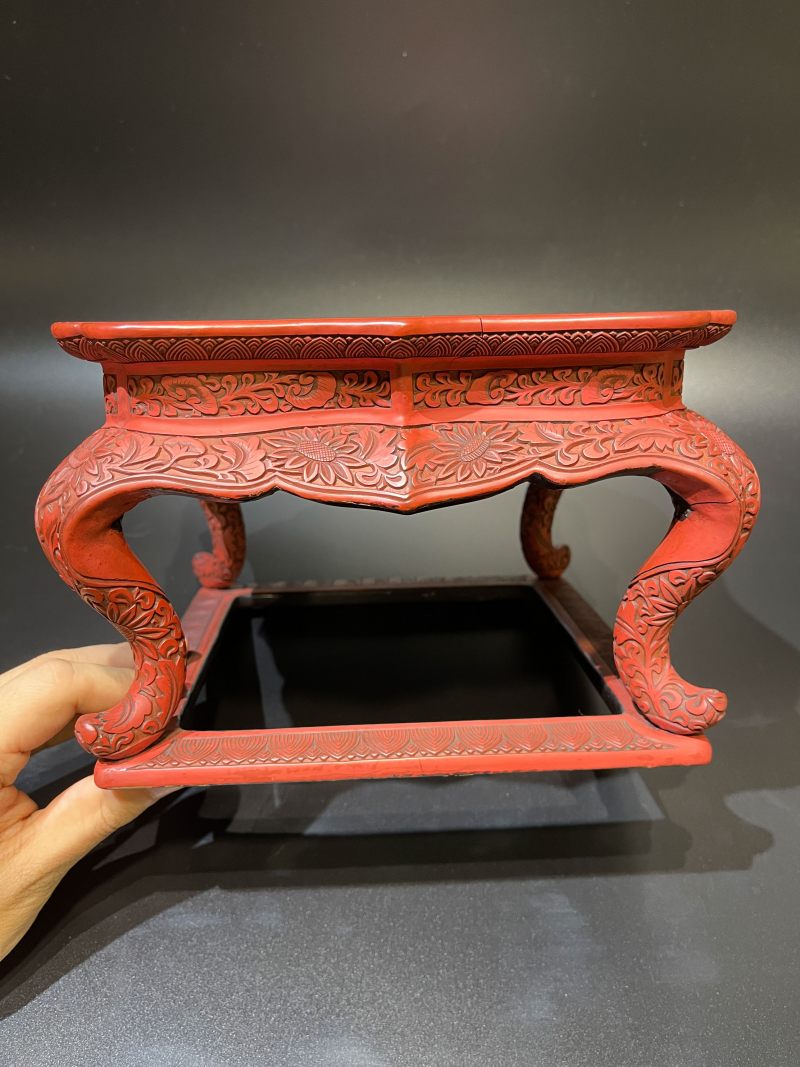 明嘉靖 剔红云鹤团寿纹方几式佛台 - 图7