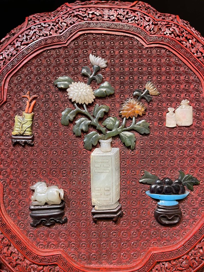 清乾隆 剔红嵌宝四季花卉、博古清供图葵花形盖盒 - 图5