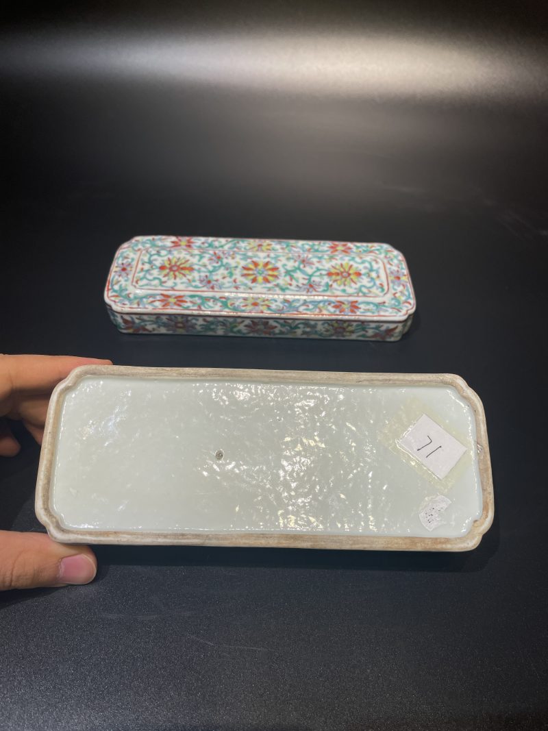 清乾隆 斗彩缠枝莲纹长方文具盒 - 图10