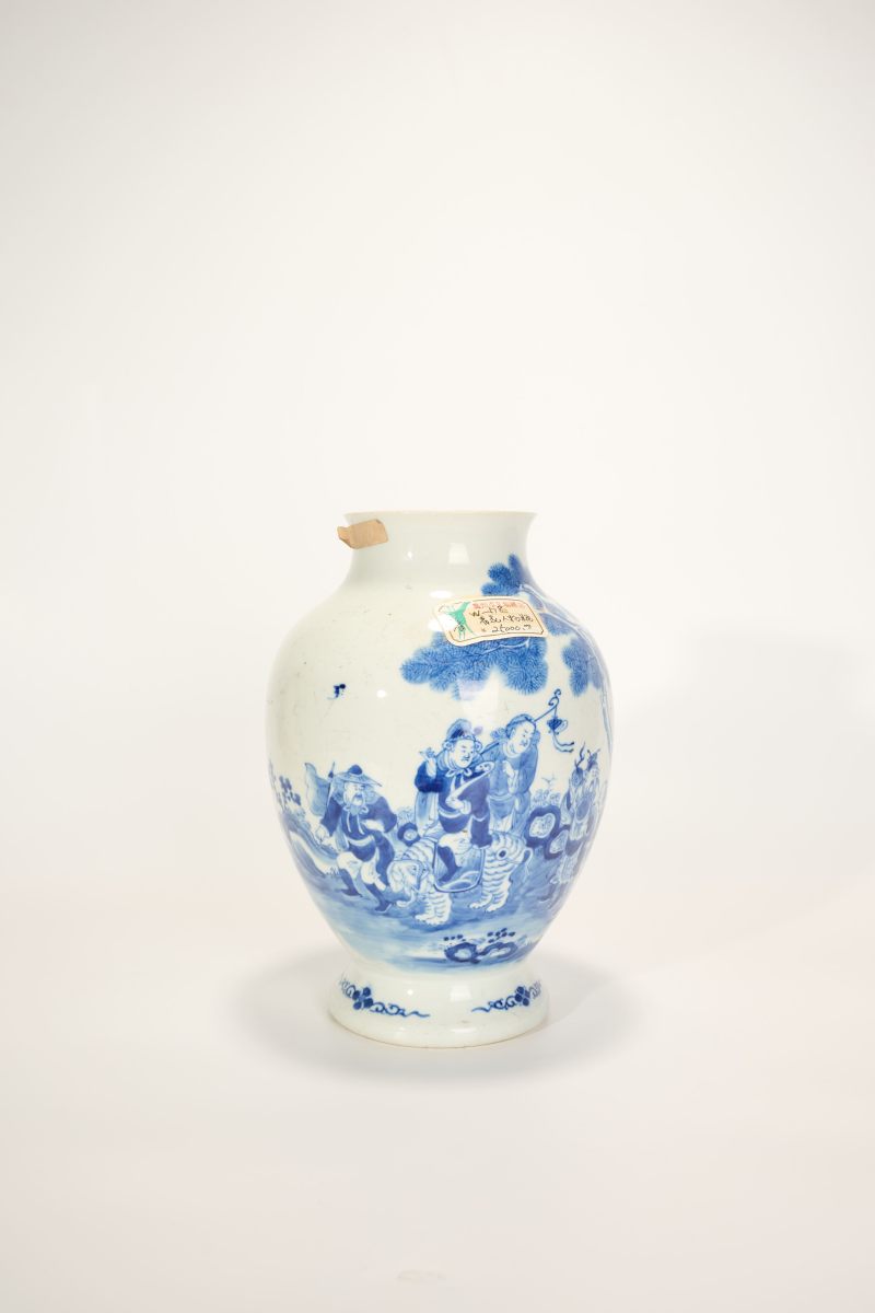 Lot832 清 青花蛮人献宝图瓶 - 图10