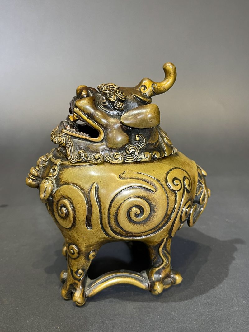 清早期 铜局部鎏金甪端香薰 - 图4