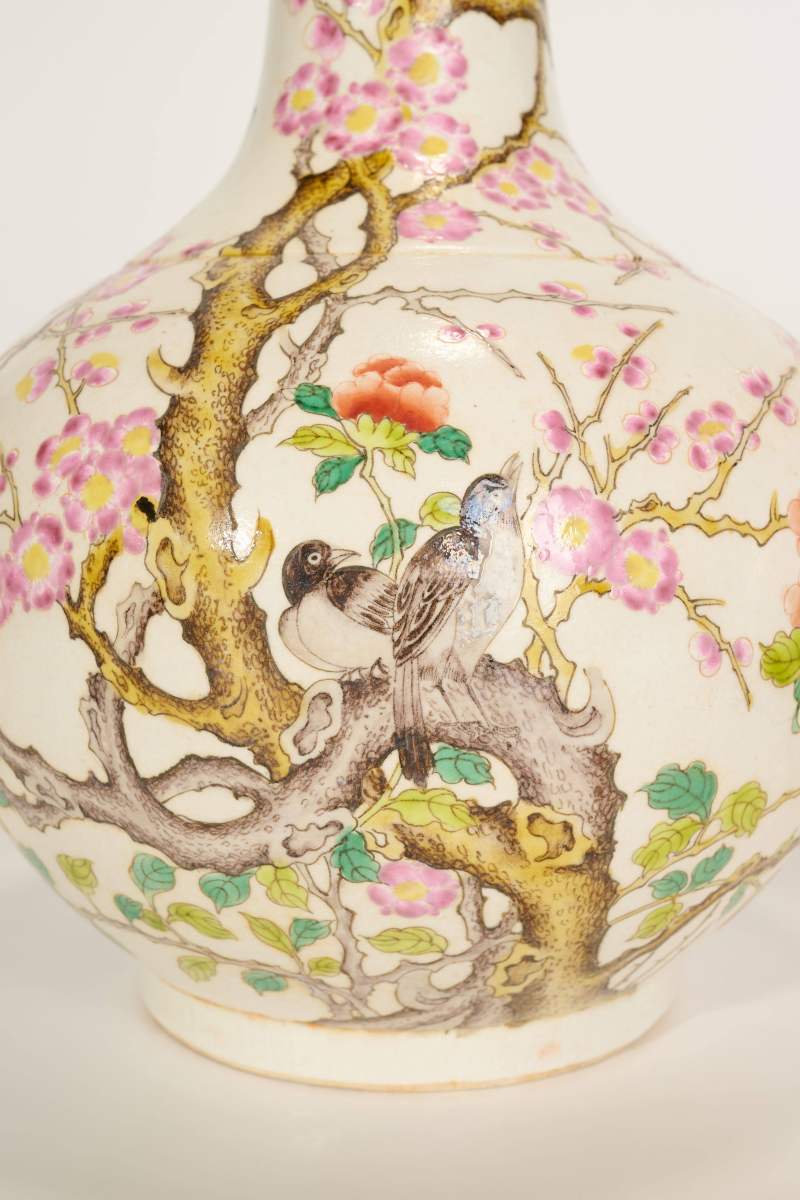 Lot825 清 粉彩花鸟天球瓶一对 - 图3
