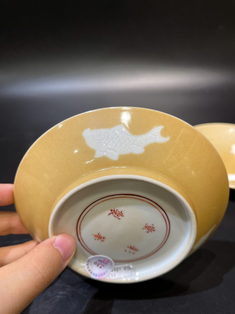 清乾隆 米黄釉地留白暗刻三鱼纹盘一对 - 图12