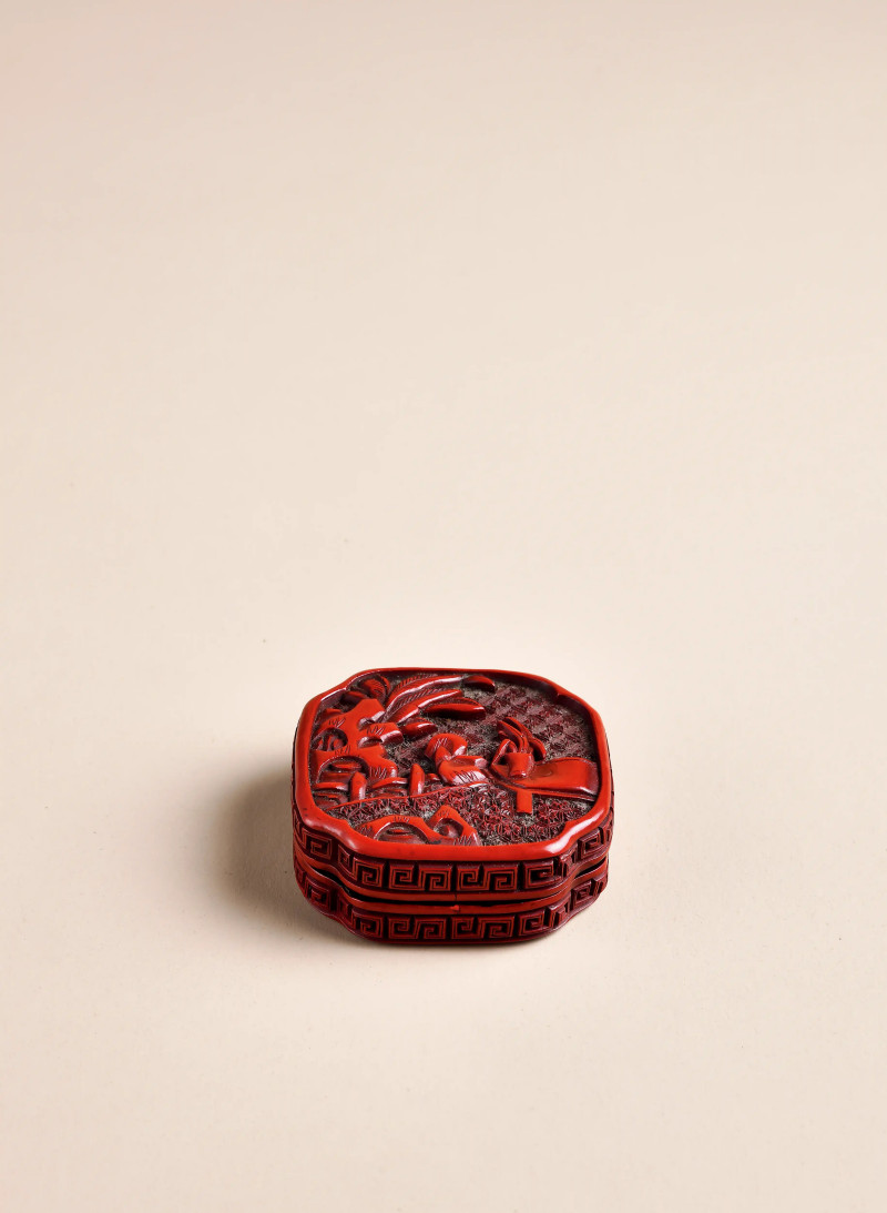 明 剔红博古清供图香盒