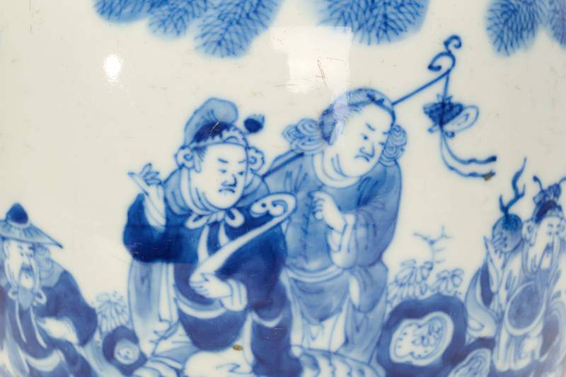 Lot832 清 青花蛮人献宝图瓶 - 图11