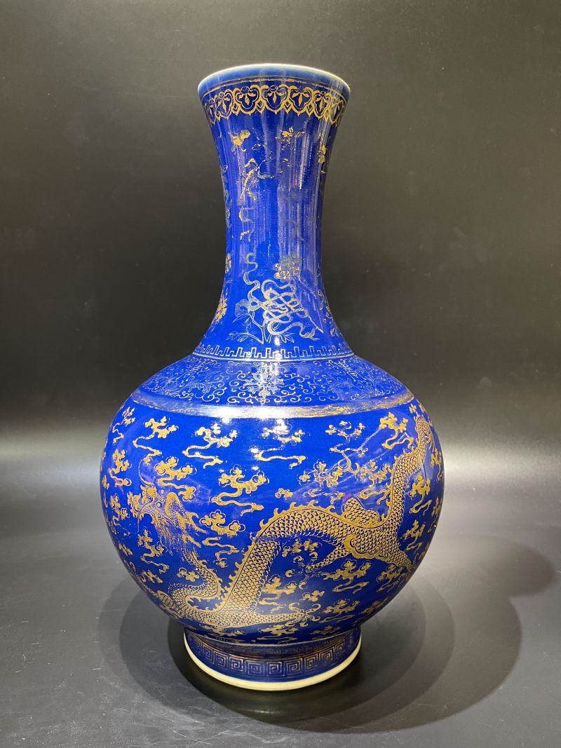 清光绪 霁蓝釉描金龙纹赏瓶 - 图2