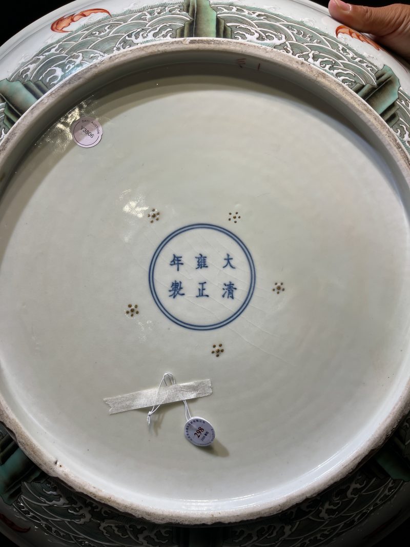 清雍正 粉彩双龙捧寿云鹤纹折腰大盘 - 图12