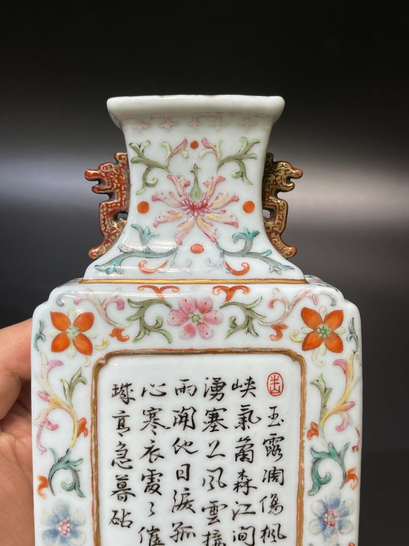 清乾隆 洋彩花卉纹开光御题诗壁瓶 - 图7