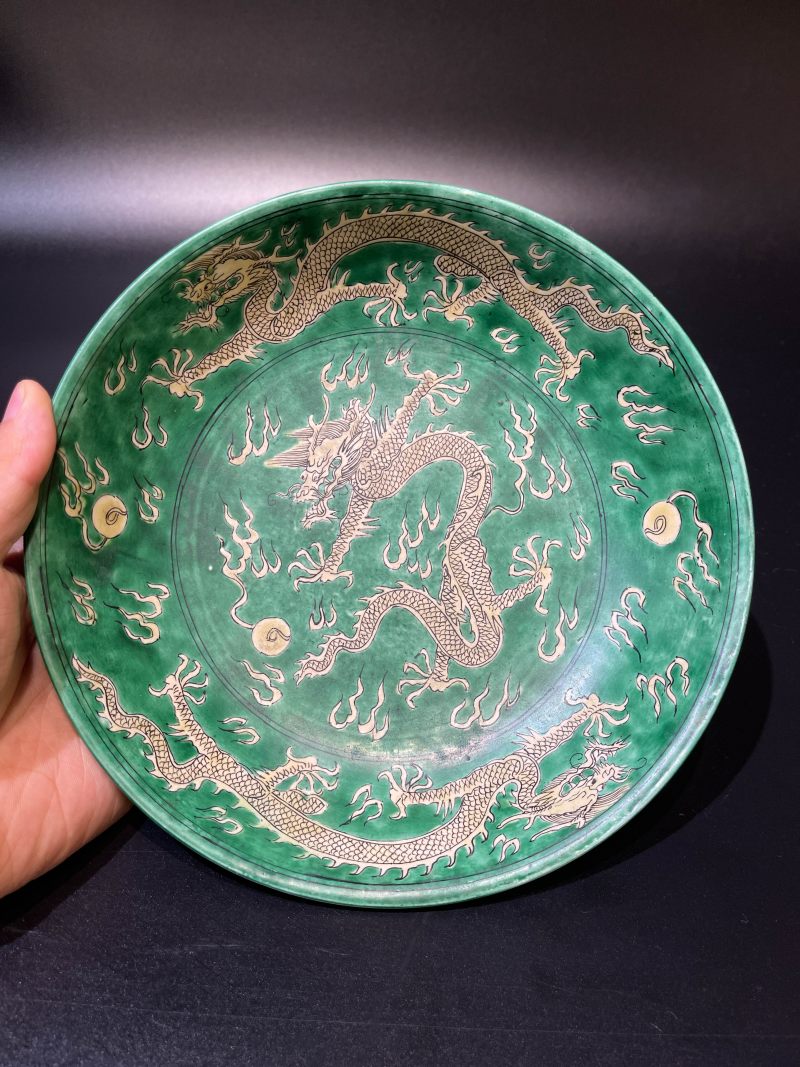清康熙 苹果绿地黄彩云龙纹盘 - 图2