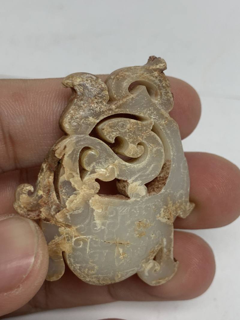 明 白玉透雕龙纹韘形佩 - 图4