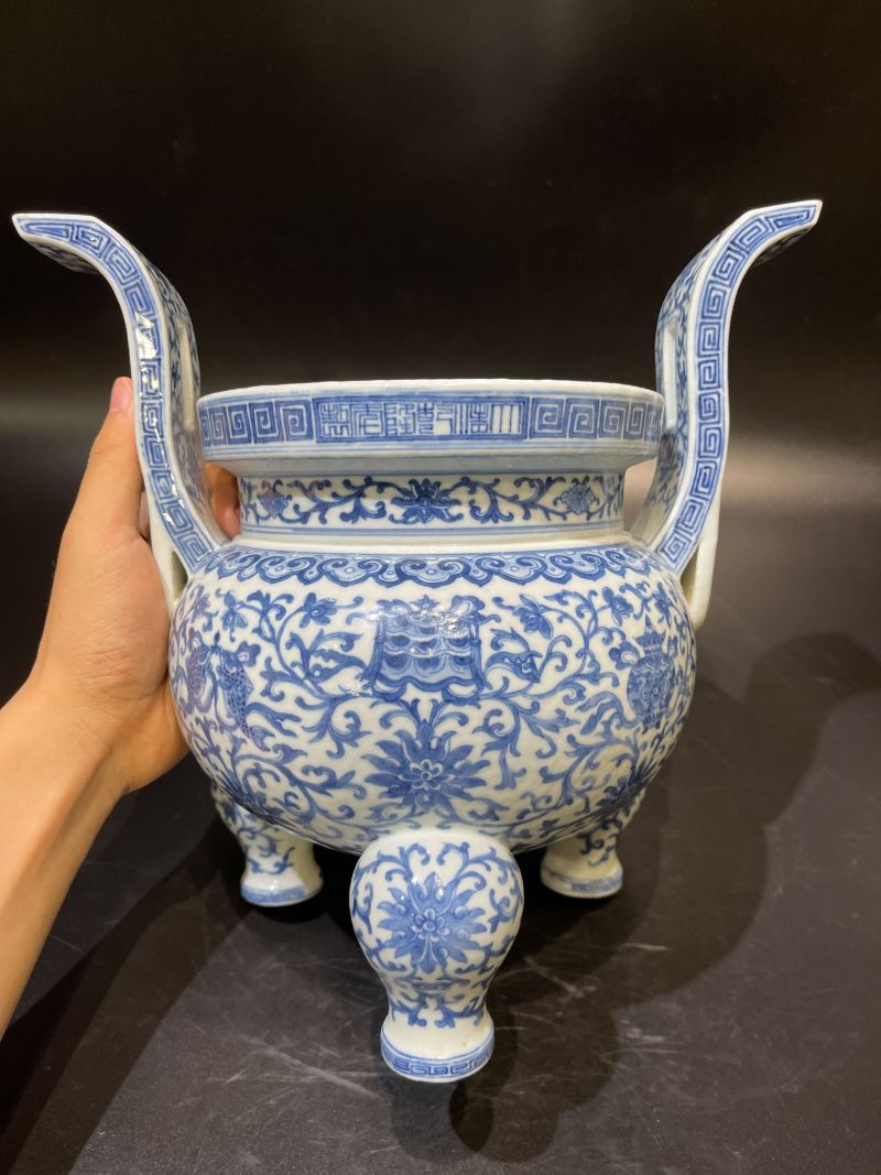 清 青花莲托八宝纹朝冠耳炉 - 图6