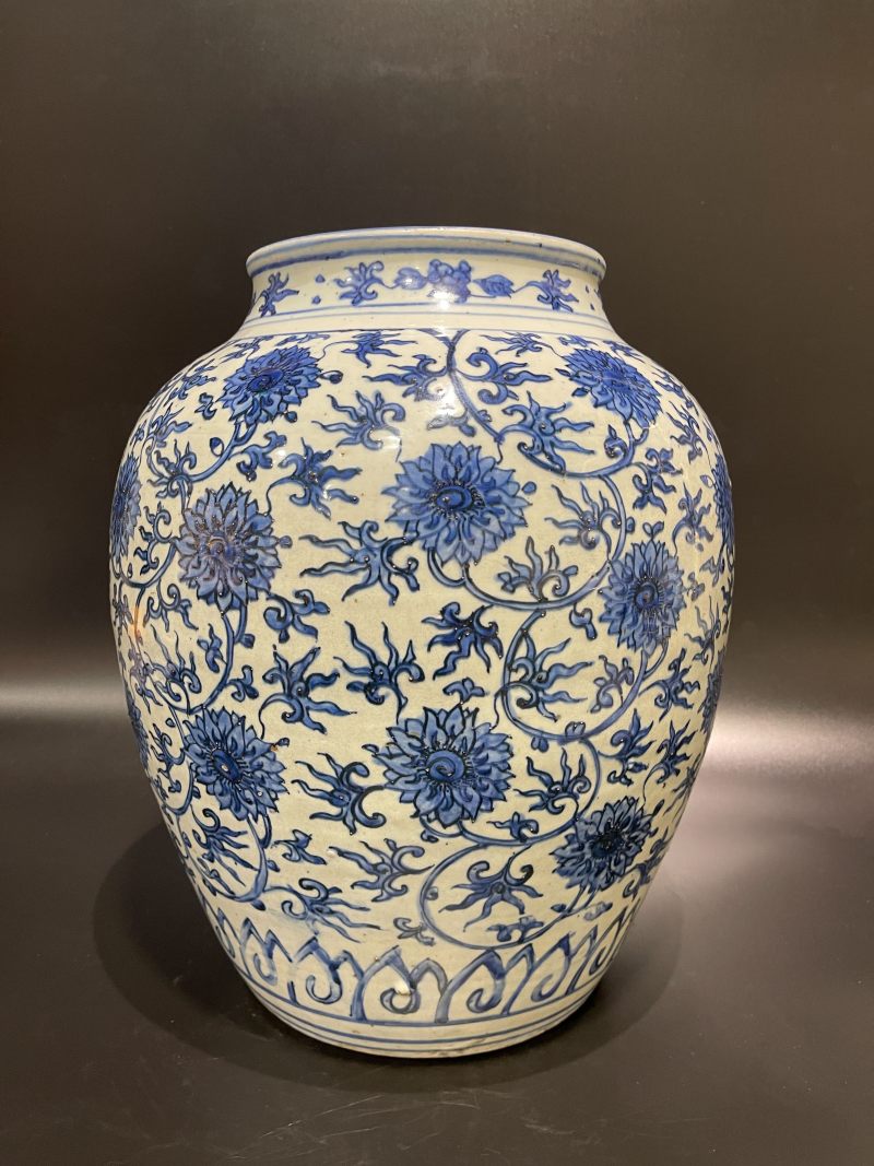明万历 青花缠枝莲纹大罐 - 图2
