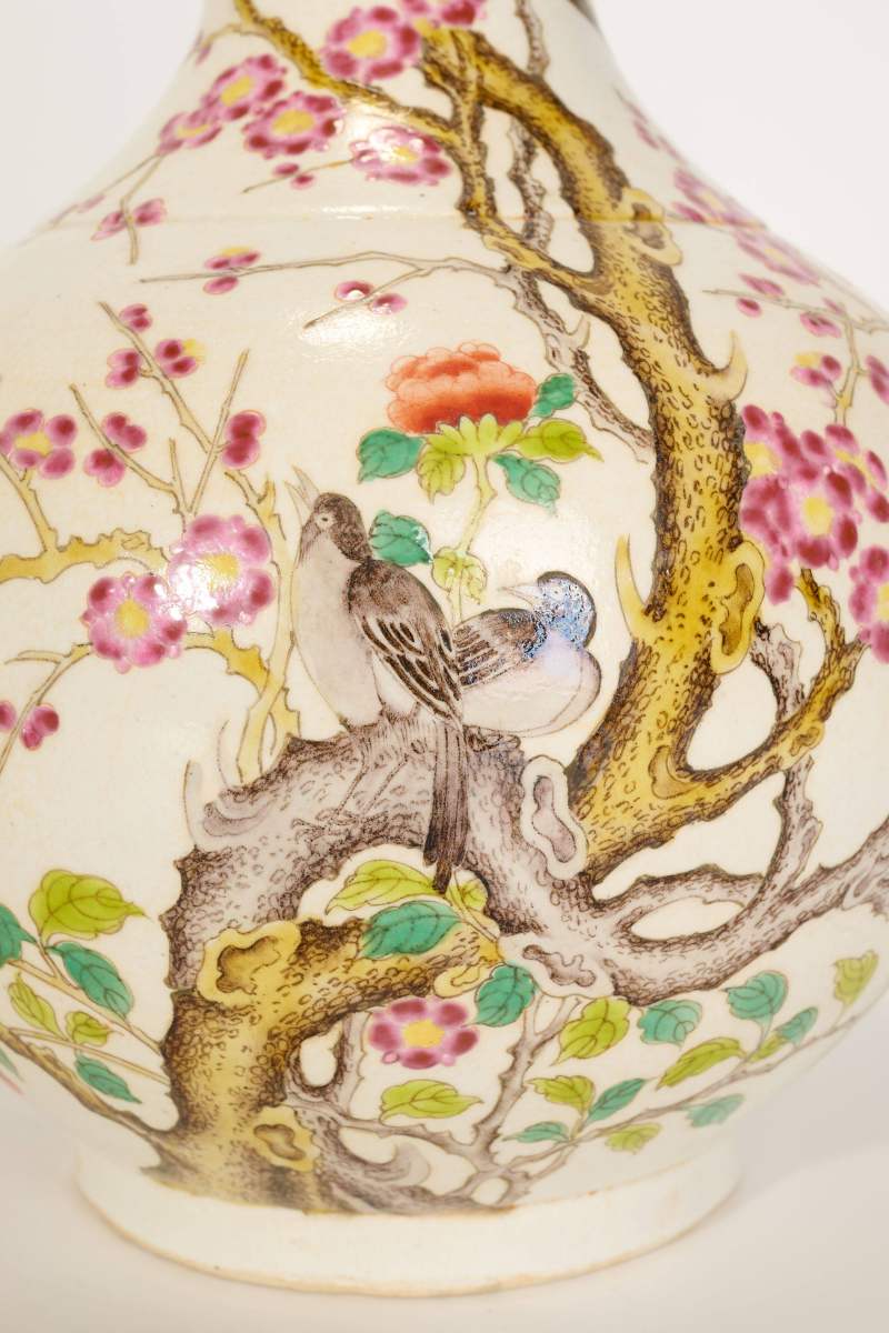 Lot825 清 粉彩花鸟天球瓶一对 - 图4