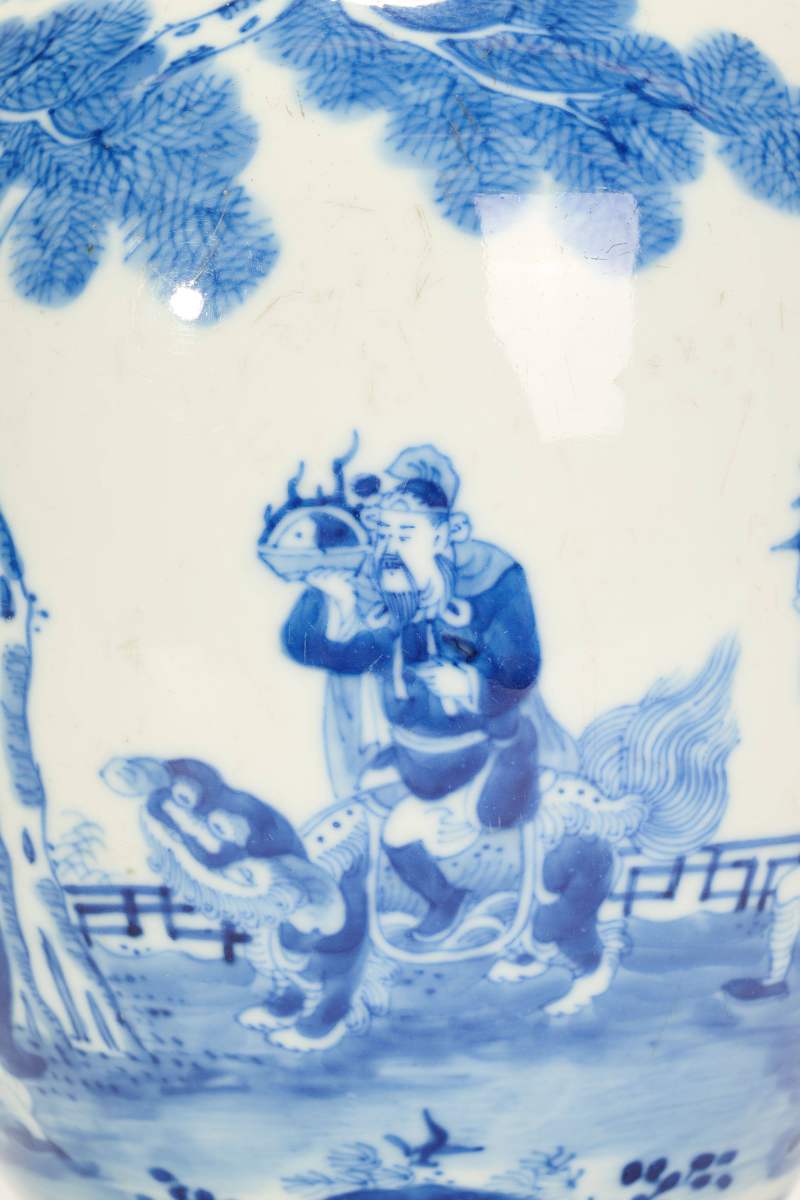 Lot832 清 青花蛮人献宝图瓶 - 图12
