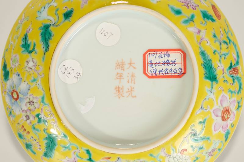 Lot854 清光绪 黄地粉彩花卉五福纹盘 - 图6