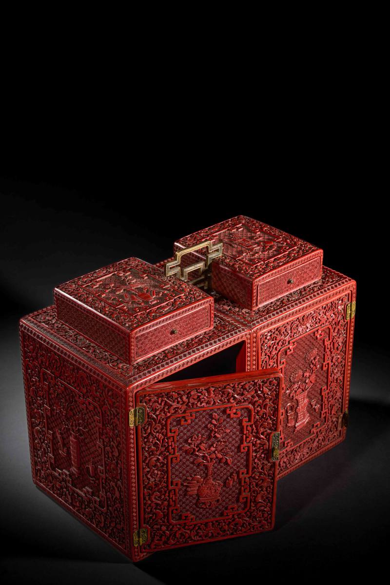 清乾隆 剔红缠枝花卉开光博古清供图手承箱 - 图7