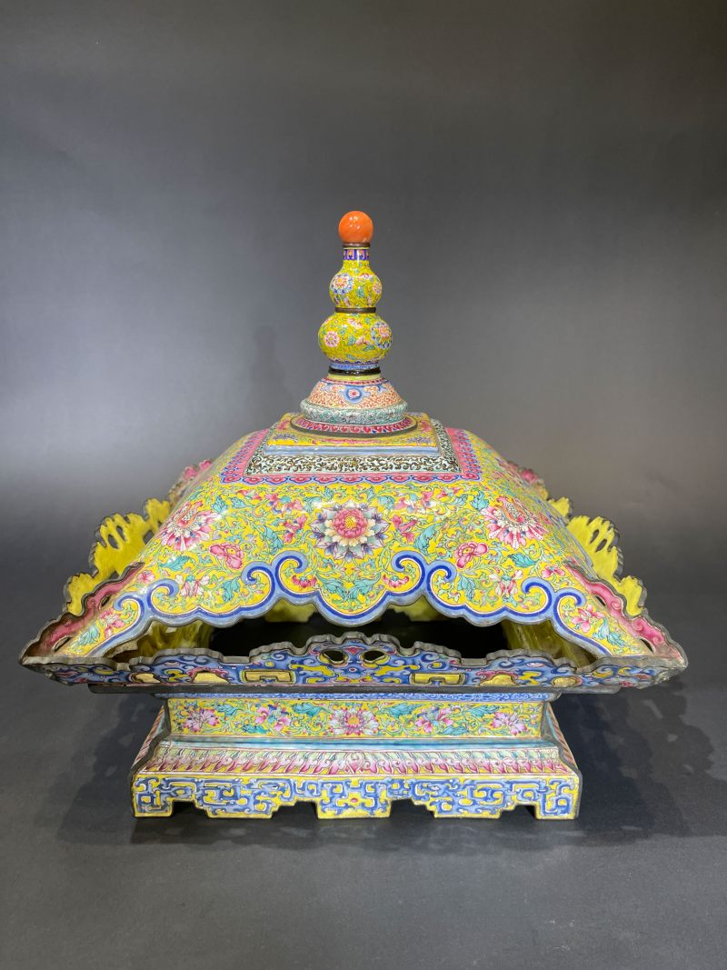 清乾隆 铜胎画珐琅柠檬黄地缠枝花卉纹摆件 - 图2