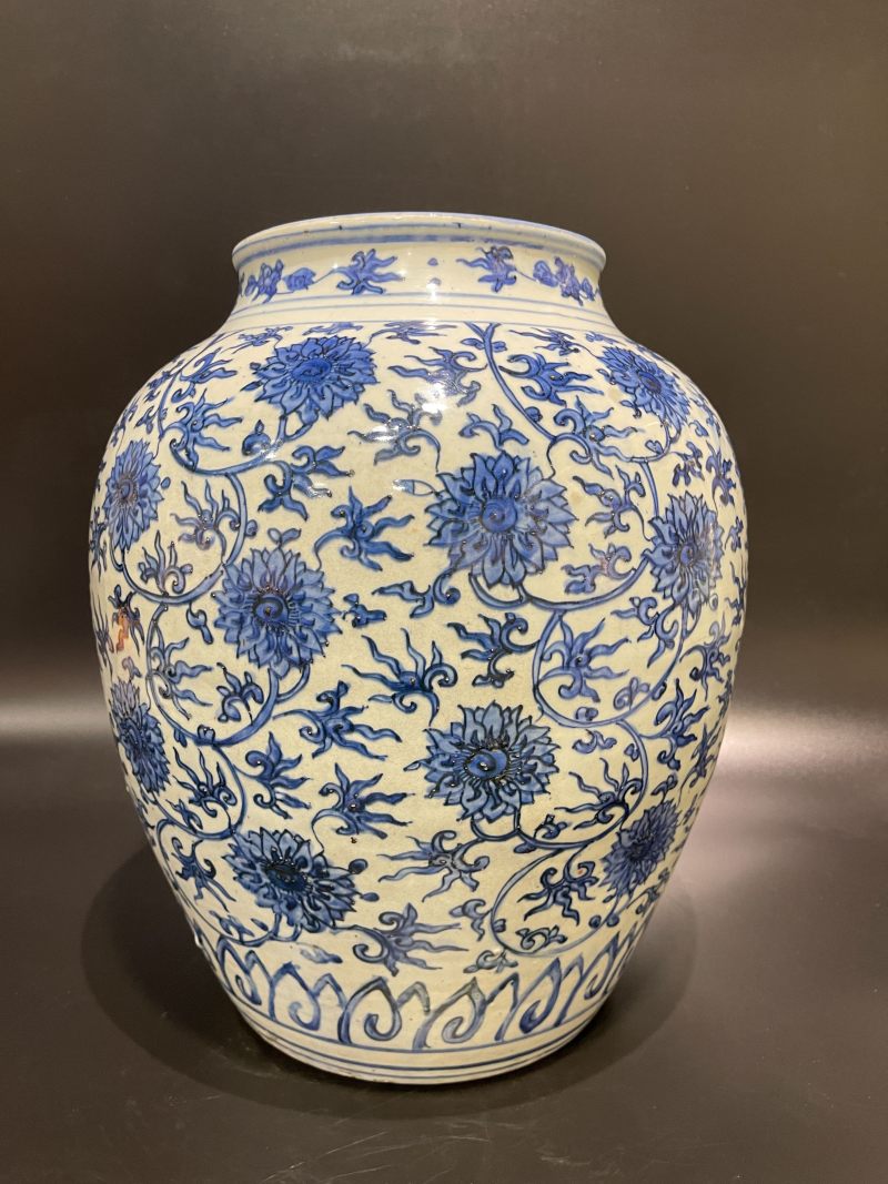 明万历 青花缠枝莲纹大罐 - 图3